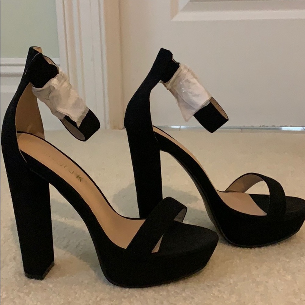 Black size 7 suede heels